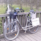 Fahrrad auf Holzbrücke