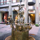 Puppenbrunnen (Bronze, 1975) von Bonifatius Stirnberg