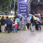 Zuschauer stehen im Regen