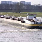 Schiff wendet auf dem Rhein