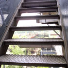 Treppe mit Lochblech-Geländer und Stufen aus Tränenblech