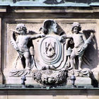 Zwei Putten und ein Wappen am Underberg Palais