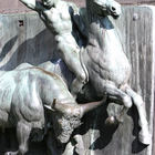 Stiertreiben - Bronzeskulptur von Louis Tuaillon (1913)