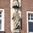Figur der Hl. Agatha an dr Fassade des Klostermuseums am Abteiplatz