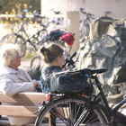 Zwei Frauen auf einer Bank, davor ein Fahrrad