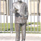 Johannes-Rau-Statue vor der Villa Horion von Anne Lacey-Weers