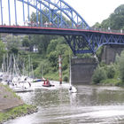 Segelboote fahren vom Rhein ins Eisenbahnbassin