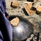 Zubereitung von Fladenbrot auf denm Sac über Holzfeuer
