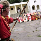 Römische Legionäre werden mit Pfeilen beschossen