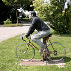 »Rennradfahrer II« (Robinenholz) von Peter Nettesheim
