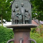 Den Handwerkern des Dorfes gewidmeter Brunnen: Bauern, Töpfer, Weber und Bergmännern