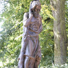 Bärtiger Wander mit Kind auf der Schulter (Bronzeskulptur)