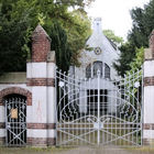 Schmiedeeisernes Tor mit gemauertem Pfosten am Jüdischen Friedhof