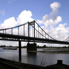 Blick auf die Rheinbrücke zwischen Mündelheim (Duisburg) und Uerdingen (Krefeld)