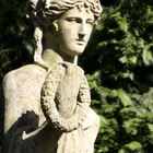 Frau hält einen Kranz in der Hand (Skulptur)
