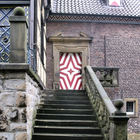 Steinerne Treppe, am Ende eine rotweiße Türe