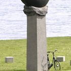 Fahrrad an Skulptur