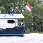 Vorbeifahrendes Schiff mit niederländischer Flagge