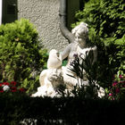 Frau mit Krug in blühendem Garten