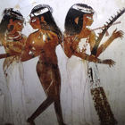 »Drei Musikantinnen mit Doppelflöte« Ausschnit aus »Schönes Fest vom Wüstental« (Wandmalerei, um 1990 v. Chr., 18. Dynastie) Gräberfeld von Scheich Abd el-Qurna
