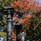 Säulen und Baum mit roten Blätter