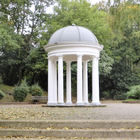 Rotunde mit Kuppel und weißen Säulen
