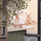 Hauswand mit Segelschiff und Windmühle