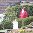 Weihnachtsmann steht im Garten
