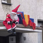 Weihnachtsmann sitzt auf Überdachung