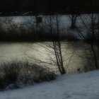 Schnee am Ufer