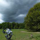 Dunkle Wolken über Fahrradlenker