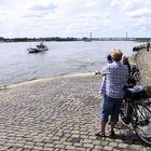 Radfahrer warten auf die Rheinfähre