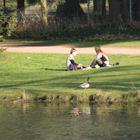 Zwei Frauen auf einer Wiese am Teich