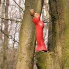 Rote Holzskulptur auf Baum