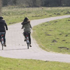 Zwei Radfahrerinnen auf Weg