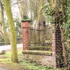 Schmiedeeiserner Zaun mit gemauertem Pfosten